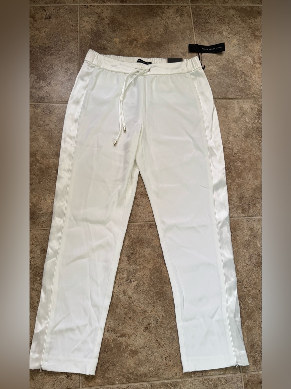 I NWT Brand New Women's Black Label by Chico's Matte Shine Pant in Antique White